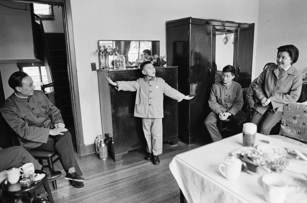 1976年，上海市京剧团的著名演员童祥苓（左一）和妻子张南云（右一）在家中指导孩子清唱。斎藤康一作品.jpeg