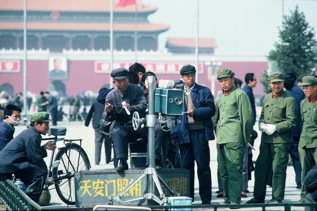 1978年，在北京天安门广场上的一个国营拍摄点，几名军人等待拍照。斎藤康一作品.jpeg