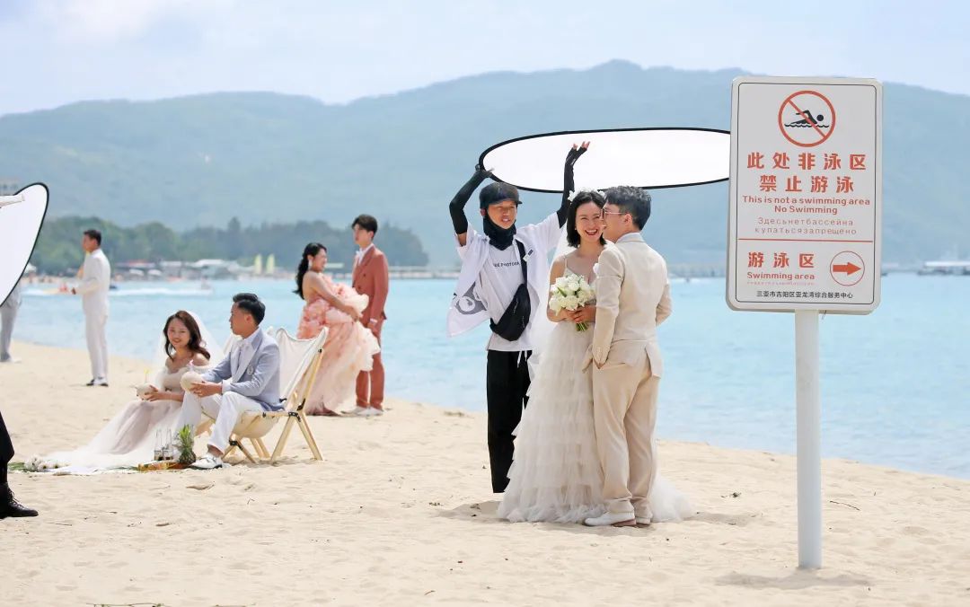 2021年，水清沙白、温暖如春的海南三亚，沙滩上新人们在拍婚纱照。片岡航希作品.jpeg