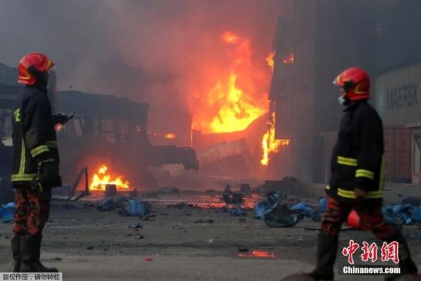 资料图：孟加拉国南部地区一集装箱仓库起火爆炸。.jpeg