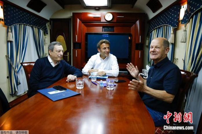 当地时间6月16日，法国总统马克龙(中)、德国总理朔尔茨(右)和意大利总理德拉吉乘坐开往基辅的火车。.jpeg