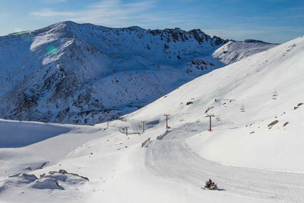 Shadow-Basin-just-waiting-for-skiers-and-snowboarders-at-The-Remarkables.jpg