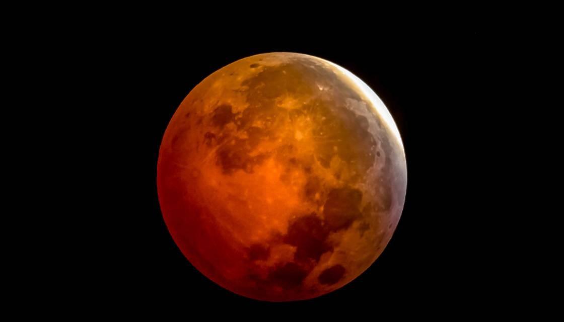 Blood_moon_total_lunar_eclipse_CREDIT_Getty_021122_1120.jpg
