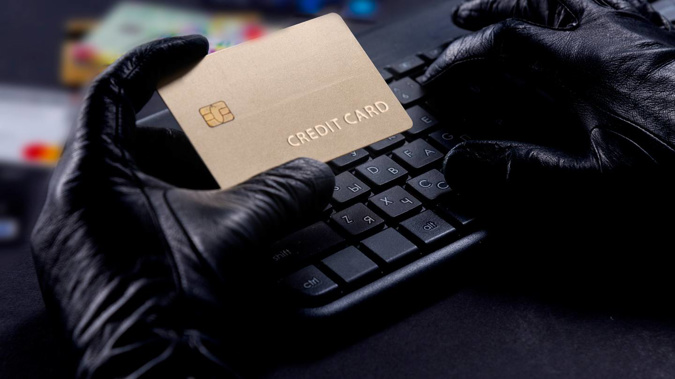 scammer-scam-fraud-credit-card-123rf.jpg