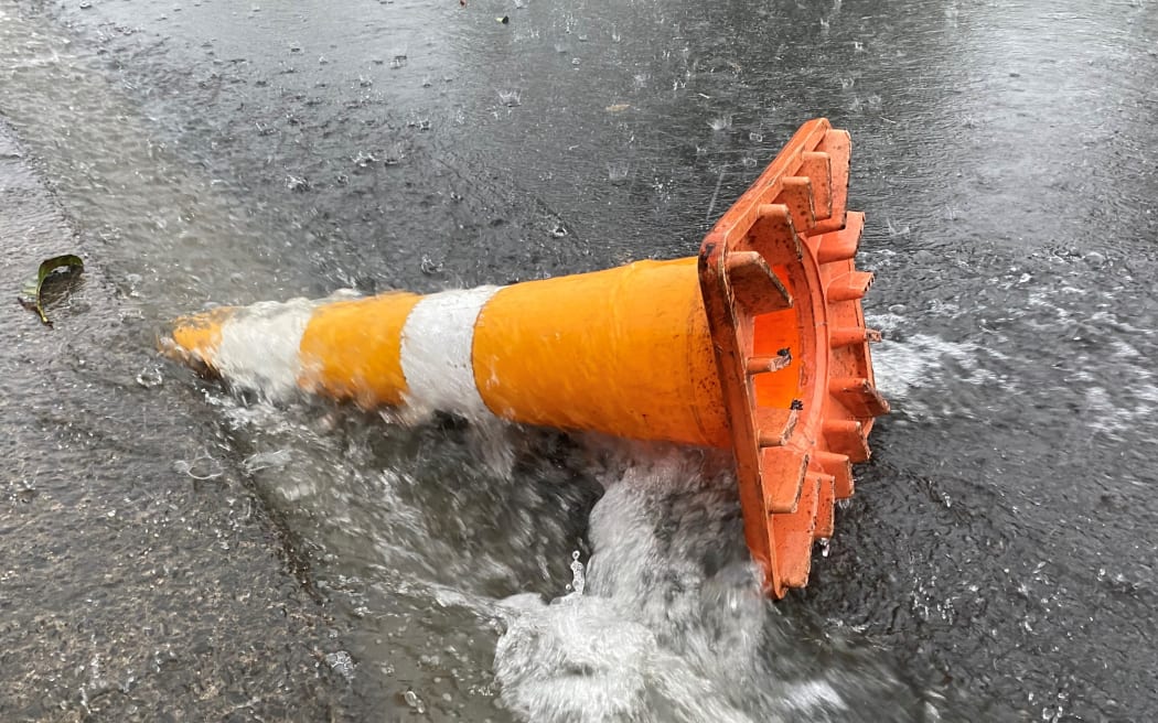 4LCZH6N_rain_roadcone_jpg.jpg