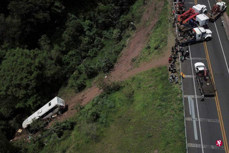 MEXICO-ROAD-ACCIDENT-010020.jpg