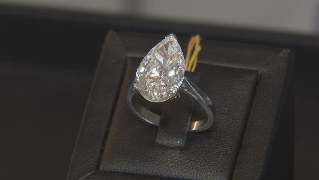 FireShot Capture 063 - Breathtaking 7-carat diamond ring sells at Auckland auction for $210,_ - www.newshub.co.nz.png
