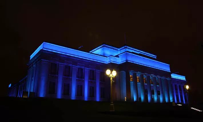 https___www.aucklandmuseum.com_getmedia_7fe1b411-93e2-43b8-990f-ff497611d94e_museum-lit-blue-710-426 (1).jpg