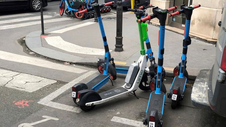 skynews-e-scooters-paris_6109172.jpg