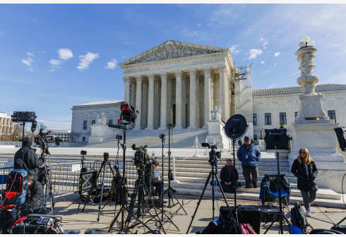 2月8日，媒体记者聚集在美国首都华盛顿的美国联邦最高法院外。美国联邦最高法院当天上午开始审理特朗普参选总统资格上诉案。新华社