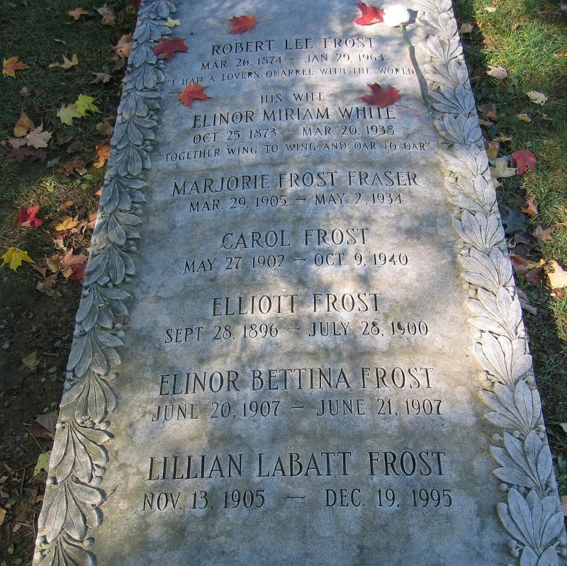 弗罗斯特和他的家人们安葬在一起。他的墓碑上写着一句诗：“我跟这世界有过情人间的争吵。”
