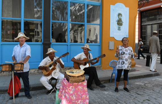 艺人在古巴哈瓦那旧城一角表演。新华社资料