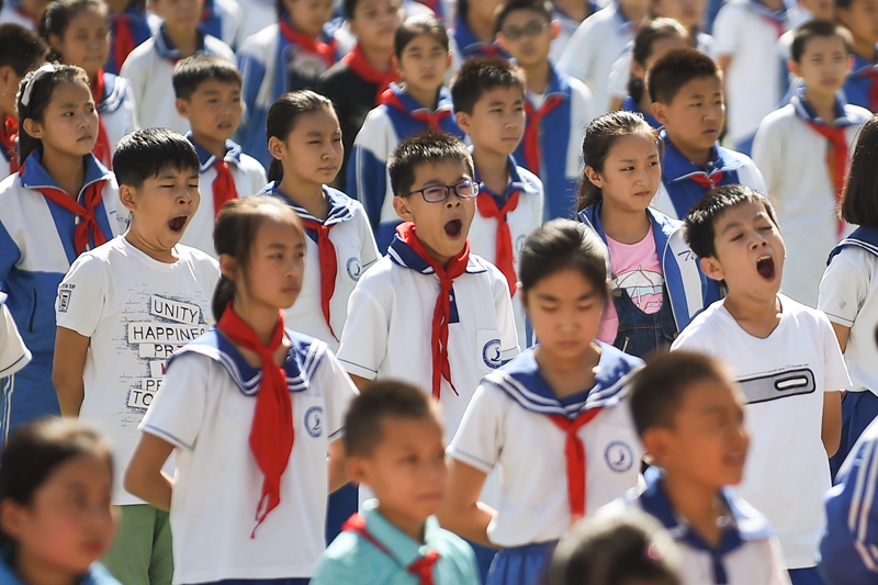 几名小学生在开学典礼上打哈欠    视觉中国图