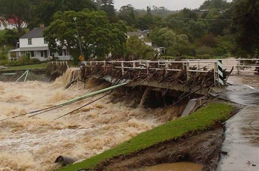 Flood damage at Kerkeri Basin 2007.jpg