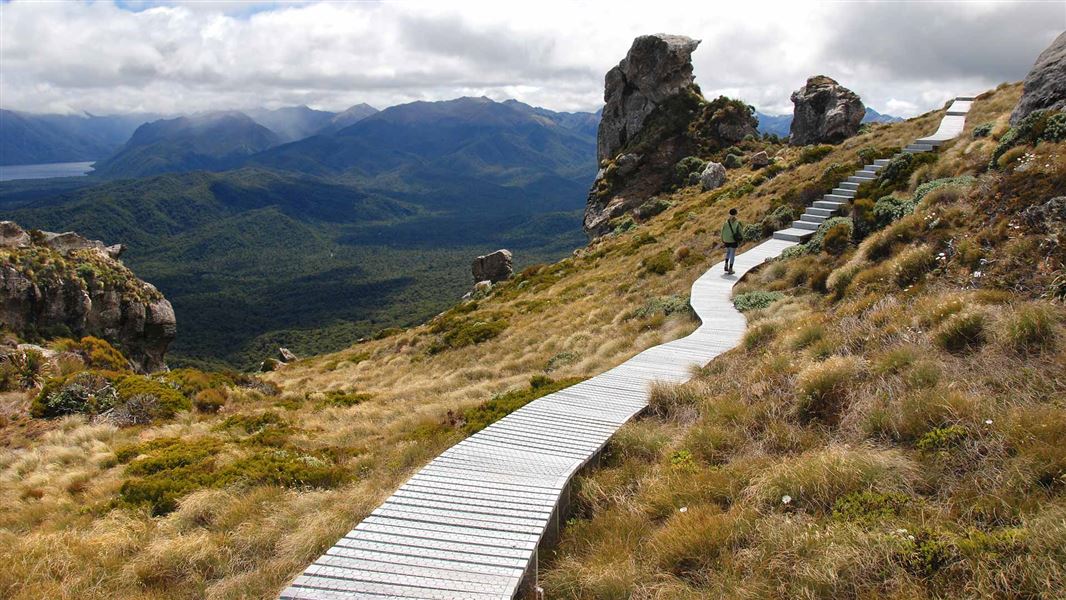 loop-track-lake-poteriteri-hero.jpg