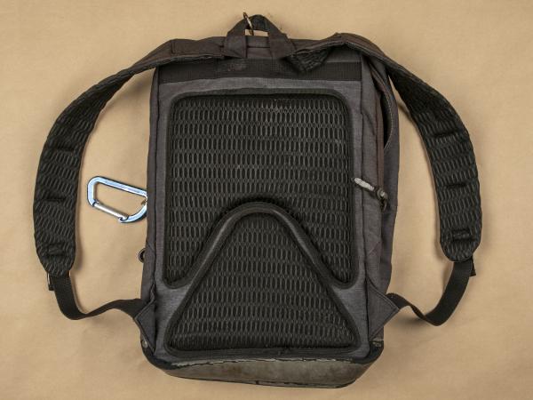 backpack_back.jpg