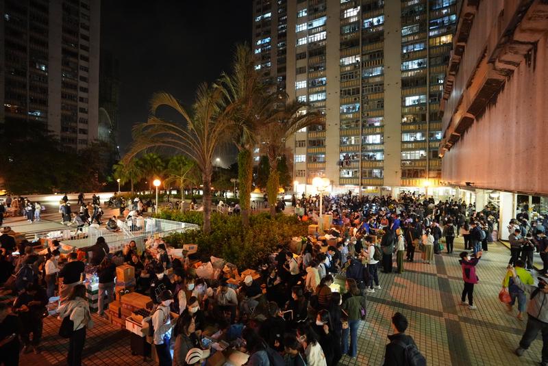 11月27日，义工在宏福苑附近向受火灾影响的市民派发物资。新华社