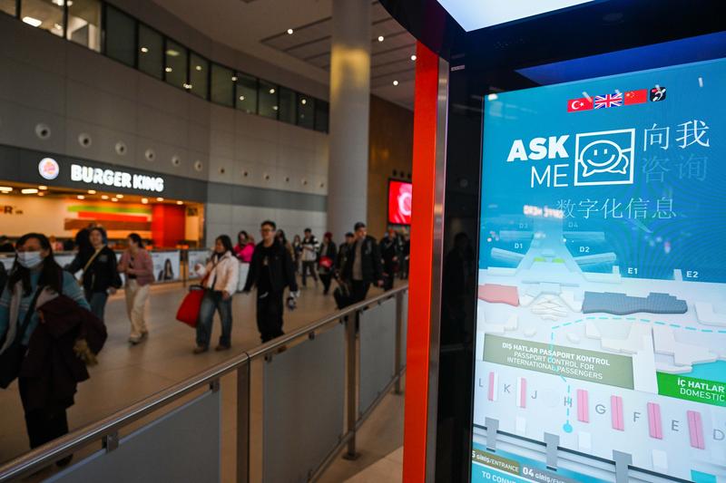  这是2026年1月2日在土耳其伊斯坦布尔机场拍摄的带有中文信息的电子屏幕。新华社