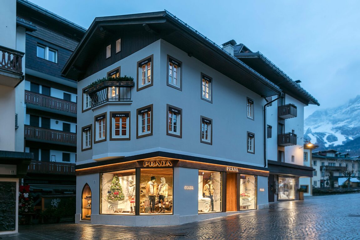 普拉达科尔蒂纳丹佩佐新店