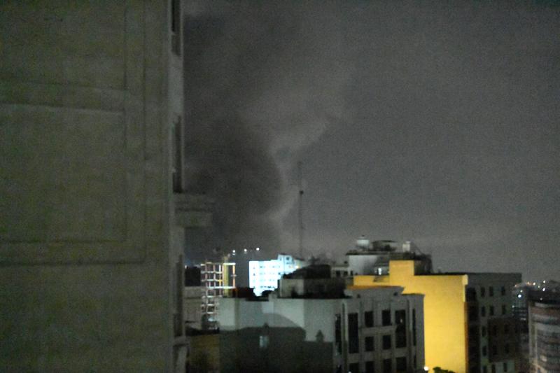 这是3月10日在伊朗首都德黑兰拍摄的遭空袭后产生的浓烟。新华社