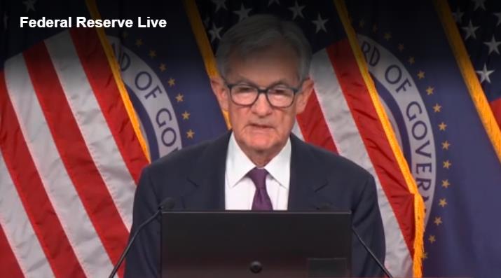 鲍威尔出席新闻发布会(美联储直播画面)
