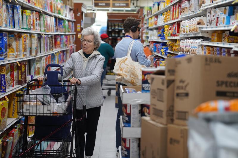 5月8日，顾客在美国纽约一家商店选购商品。新华社