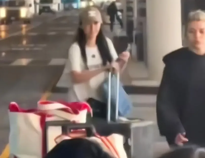 郑爽美国近况被曝！扒完她的财务和官司才发现，不是不想回国，而是回不来了