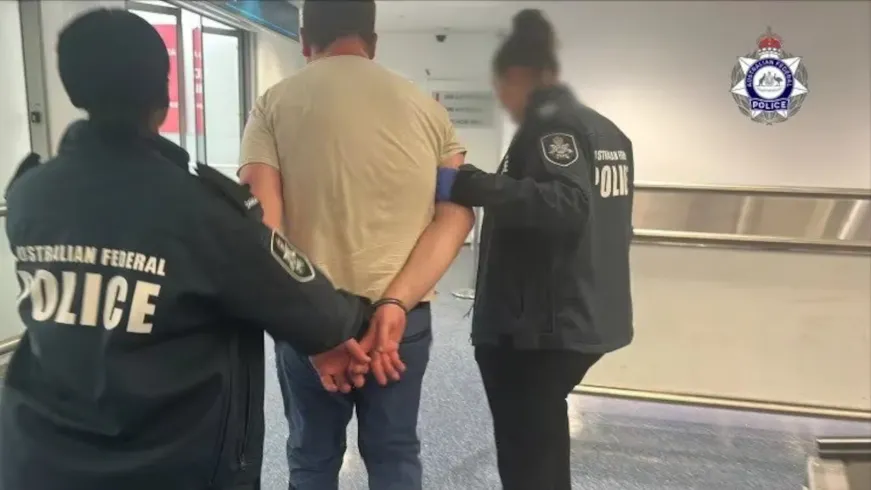 躲在新西兰打电话威胁澳议员…澳男子被定罪回悉尼又被铐走