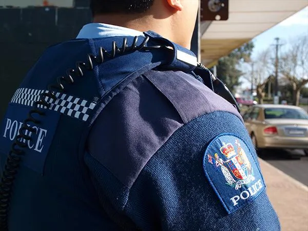police-shoulder-radio-2.jpg