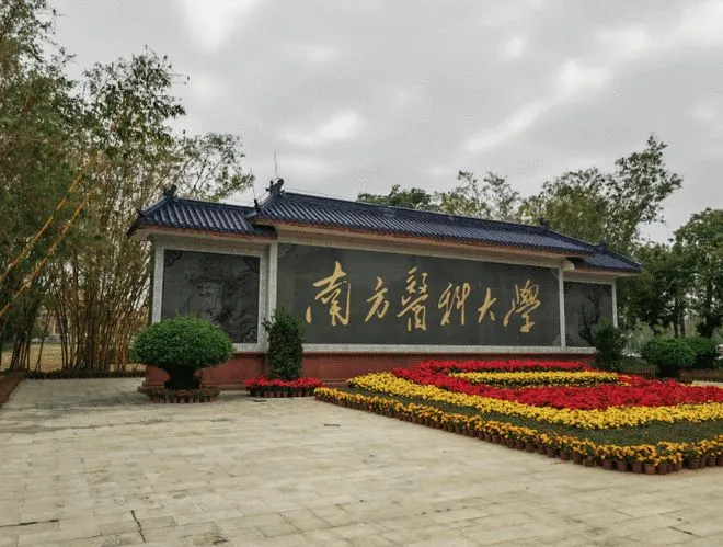 医学生坠亡事件反转 媒体：造谣者把网友玩弄于股掌