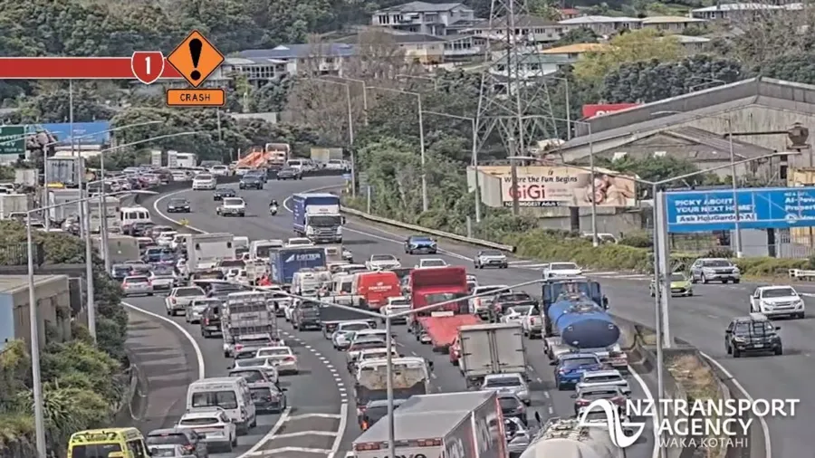 a-truck-collided-with-an-overbridge-on-aucklands-ellerslie-panmure-highway.jpg